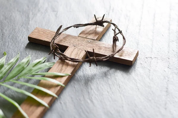 Пасхальный Деревянный Крест Фоне Черного Мрамора — стоковое фото