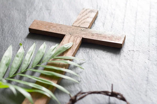 复活节木十字架在黑色大理石背景宗教抽象棕榈星期日概念 — 图库照片