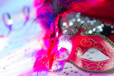 Venedik kırmızı maske ufuk karnaval parti arka plan üzerinde 