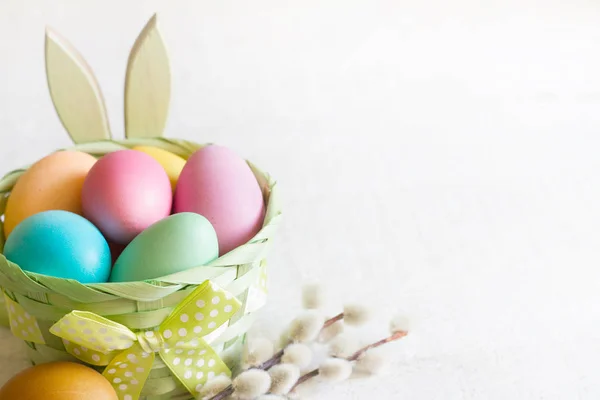 Sepet Bunny Beyaz Ahşap Zemin Üzerinde Basit Colorfgul Yumurta — Stok fotoğraf