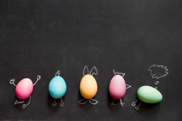 Osterspaß Eier Auf Tafel Malen Abstrakter Kinderhintergrund — Stockfoto