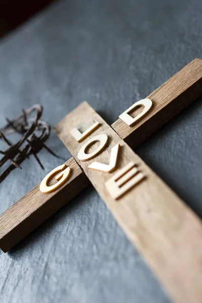 Velikonoční Křesťanská Dřevěný Kříž Nápisem Bůh Láska Náboženství Abstraktní Pozadí — Stock fotografie