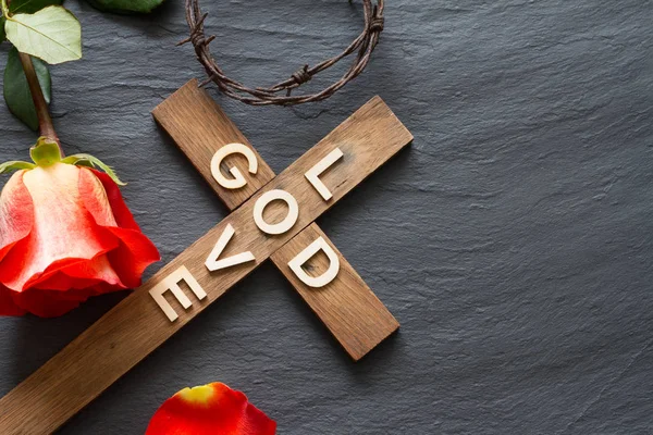 Pasqua Croce Legno Cristiana Con Dio Iscrizione Amore Rosa Rossa — Foto Stock