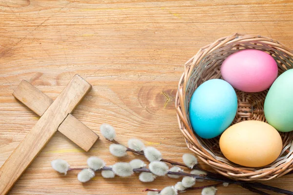 Ostereier Und Kreuz Auf Abstraktem Hölzernem Frühlingsgrund — Stockfoto