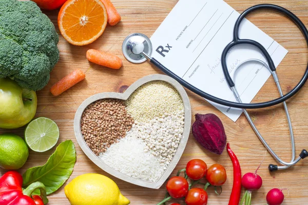 Estilo Vida Saudável Com Comida Vegetariana Coração Estetoscópio Conceito Medicina — Fotografia de Stock