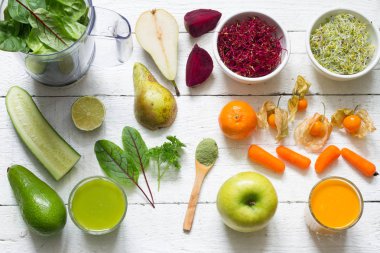 Blender smoothie taze meyve ve Genç lahanası sağlıklı yaşam tarzı gıda kavramı