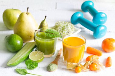 Güler yüzlü taze meyve etmek ve Genç lahanası sağlıklı yaşam tarzı yemek fitness kavramı