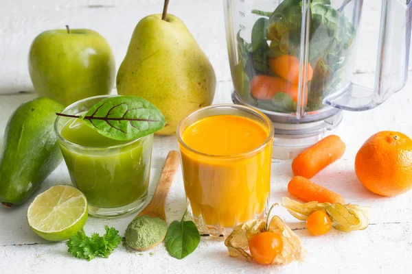 Blender 冰沙新鲜水果和幼苗健康生活方式的食物概念 — 图库照片