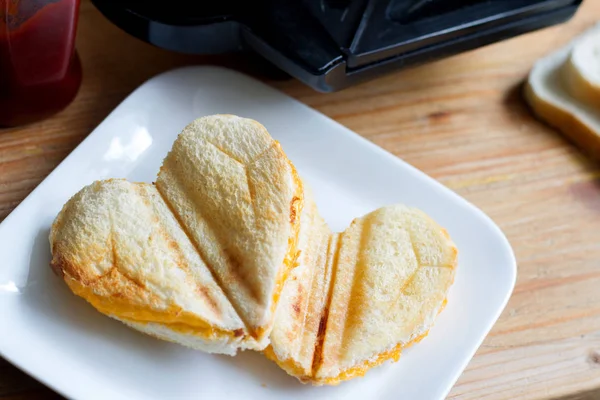 Toast Herzform Mit Toaster Sandwich Maker Liebe Valentines Frühstückskonzept — Stockfoto