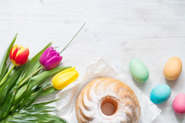 Ostern Bunte Frühlingstulpen Mit Palmen Und Eiern Dekoration Auf Weißem — Stockfoto