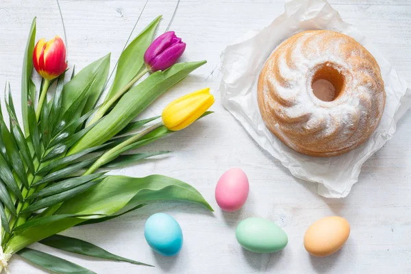 Ostern Bunte Frühlingstulpen Mit Palmen Und Eiern Dekoration Auf Weißem — Stockfoto