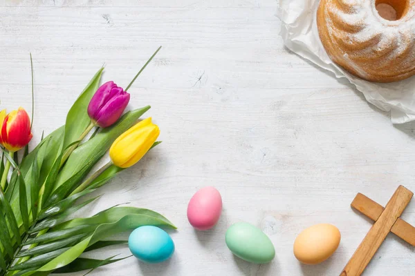 Pasqua Colorati Tulipani Primaverili Con Torta Croce Palma Uova Decorazione — Foto Stock