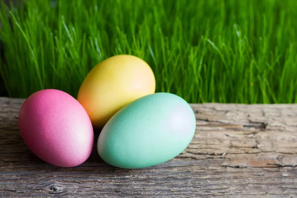 Bunte Ostereier Auf Holzplanke Und Grünem Gras — Stockfoto