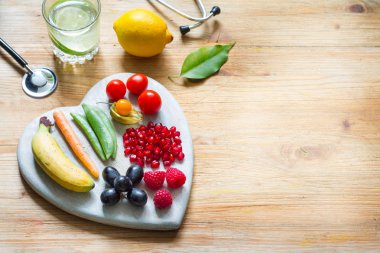 Sağlıklı yaşam tarzı vejetaryen yemek kalp ve stetoskop su alternatif tıp arka plan kavramı ile