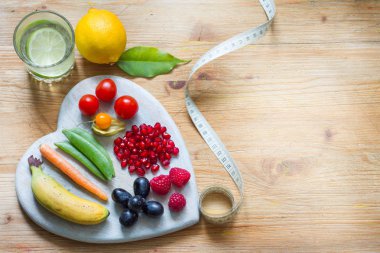 Sağlıklı yaşam tarzı vejetaryen yemek kalp ve stetoskop su alternatif tıp arka plan kavramı ile