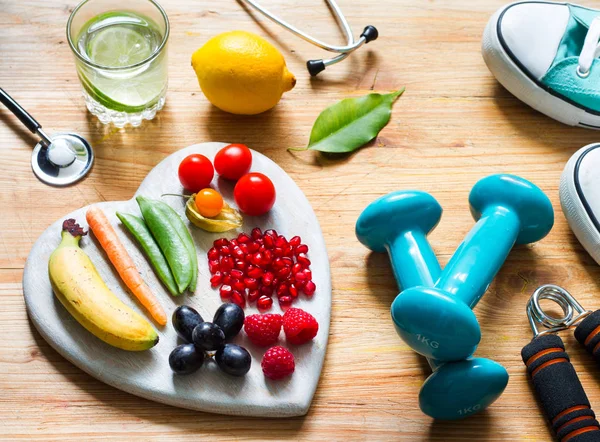 健康的生活方式概念与食物在心脏饮食健身体育和医学概念 — 图库照片