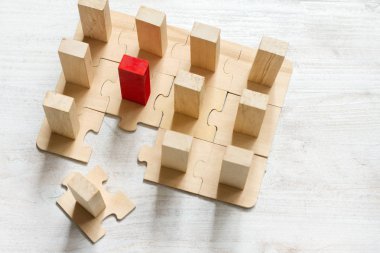 Liderlik ekibi ve yeni çalışan iş kavramı ile bulmaca ve blok