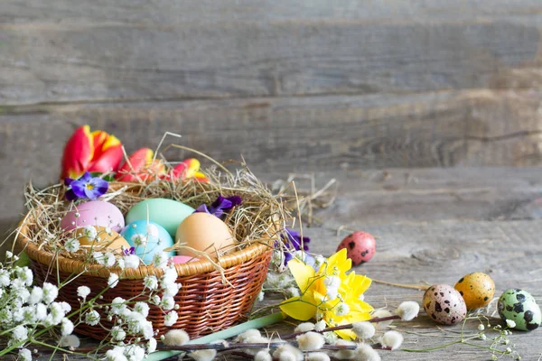 Πολύχρωμα Πασχαλινά Αυγά Στη Φωλιά Λουλούδια Στο Vintage Ξύλινες Σανίδες — Φωτογραφία Αρχείου