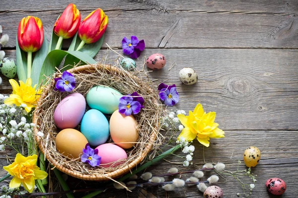 Oeufs Colorés Pâques Dans Nid Avec Des Fleurs Sur Des — Photo