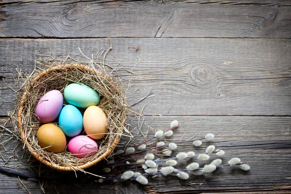 Πολύχρωμα Πασχαλινά Αυγά Στη Φωλιά Λουλούδια Στο Vintage Ξύλινες Σανίδες — Φωτογραφία Αρχείου