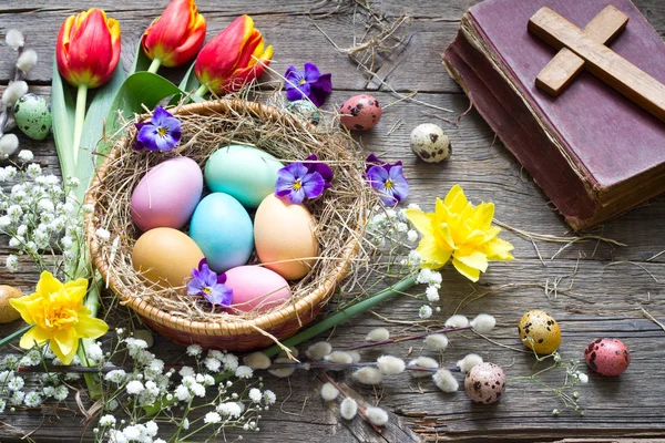 Uova Pasqua Colorate Nel Nido Con Fiori Tavole Legno Vintage — Foto Stock