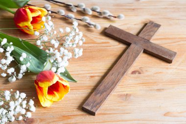 Paskalya çiçekler bahar ve ahşap arka plan üzerinde çapraz