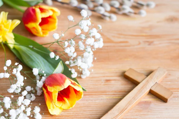 Flores Pascua Primavera Cruz Sobre Fondo Madera —  Fotos de Stock