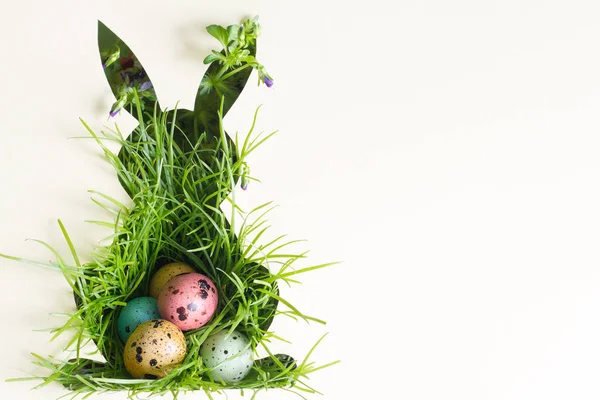 Silueta Conejo Pascua Sobre Papel Con Hierba Verde Colorido Fondo —  Fotos de Stock