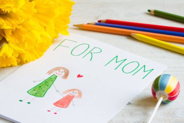 Mutlu anne gün tebrik ile anne için bir çocuk çizim