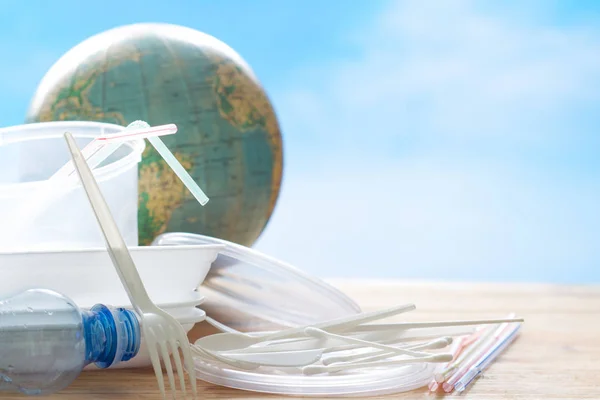 Concetto Ecologia Della Spazzatura Con Plastica Globo — Foto Stock