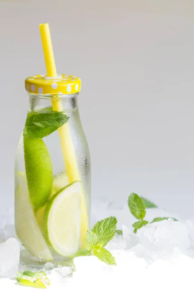 Vatten Citron Och Flaskan Färsk Juice Konst Matkoncept — Stockfoto