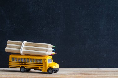 Kara tahtaüzerinde otobüs ve aksesuarları ile okula geri dönüş