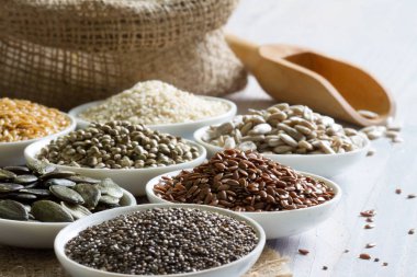 Chia diyet yaşam tarzı kavramı ile sağlıklı birçok tohum