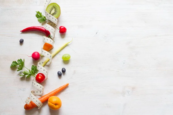 Verduras Frutas Entre Cinta Métrica Sobre Fondo Blanco Concepto Dieta — Foto de Stock