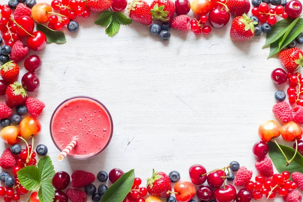 Frame Met Verse Zomerbessen Mix Aardbeien Frambozen Kersen Bosbessen Bessen — Stockfoto