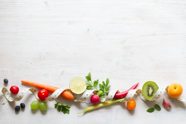 Gemüse Und Obst Zwischen Maßband Auf Weißem Hintergrund Gesunde Ernährung — Stockfoto
