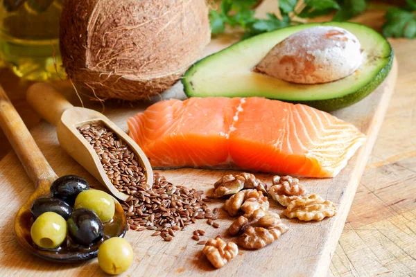 Zdrowe Jedzenie Produkty Zdrowymi Tłuszczami Desce Drewnianej — Zdjęcie stockowe