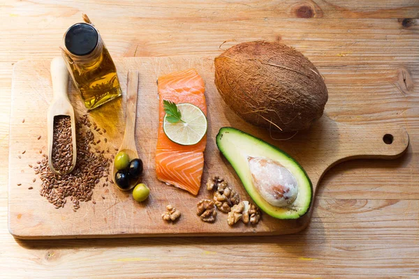 Gesunde Ernährung Produkte Mit Gesunden Fetten Auf Holzplatte — Stockfoto