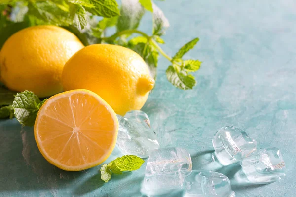 Água Refrescante Com Limão Hortelã Gelo Para Fundo Calor Verão — Fotografia de Stock