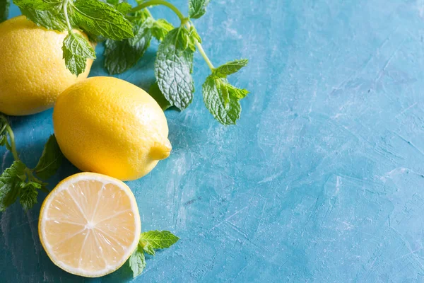 Menyegarkan Air Dengan Lemon Mint Dan Untuk Latar Belakang Panas — Stok Foto