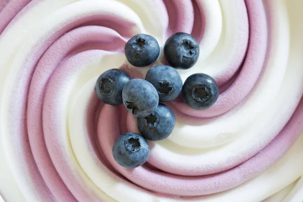 Gedrehtes Vanille Beeren Eis Mit Blaubeeren Wirbelnde Textur — Stockfoto