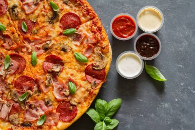 Ekstra soslu pizza ve boş alan hala hayat.