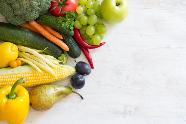 Frisches Obst Und Gemüse Auf Weißem Hintergrund Freiraum Für Text — Stockfoto