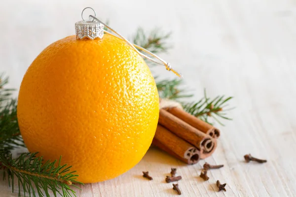 以肉桂 丁香和圣诞树为背景的橙色圣诞球 — 图库照片
