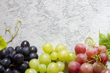 Hafif arka planda taze olgun üzümlerin karışımı