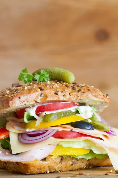 Аппетитный Сэндвич Мясом Сыром Овощами Деревянном Фоне — стоковое фото