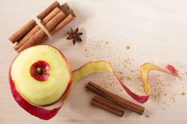 Peeled Apple Cinnamon Sticks Wooden Kitchen Board — Stock Photo, Image