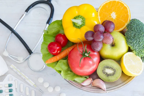 果物や野菜の盛り合わせ 薬を背景に 健康的な食事の代替 — ストック写真