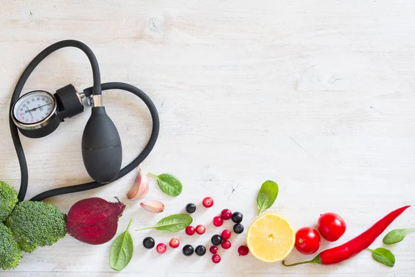 Herzförmiges Blutdruckmessgerät Und Gemüse Mit Obst Zur Vorbeugung Von Bluthochdruck — Stockfoto