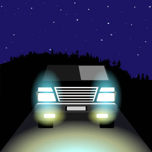 El SUV con sus luces en la carretera nocturna, en el fondo del cielo estrellado noche y la colina boscosa en el horizonte — Vector de stock